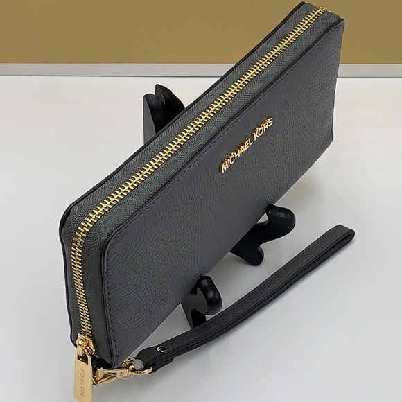 MICHAEL KORS LARGE TRAVEL CONTINENTAL WRISTLET WALLET HEATHER GREY COLOR
NWT - Picture 1 of 16